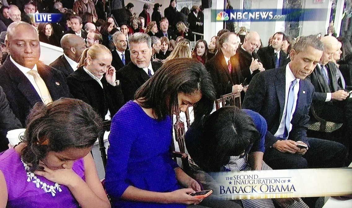 Inauguration: The Obamas captured looking like the average smartphone-addicted family (PHOTOS)